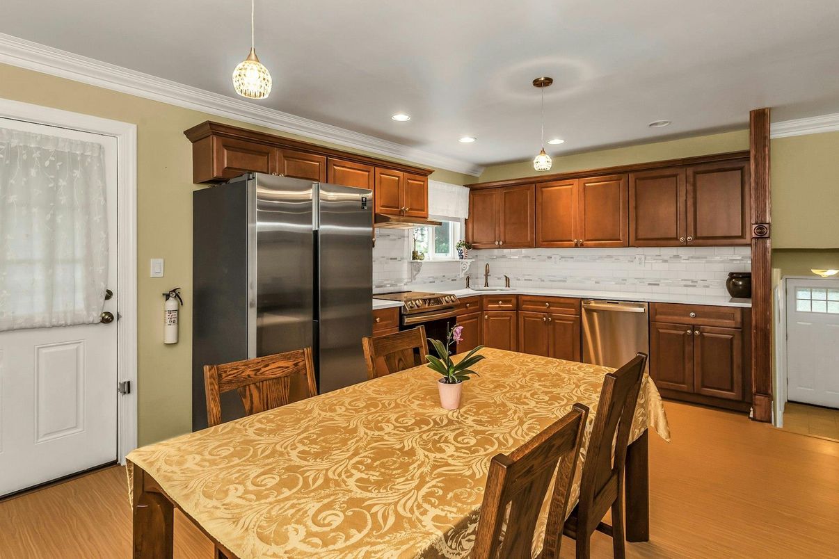 Dining room, Interior, Kitchen, Pendant Lights, Recessed Lighting, Stainless Steel Appliances, Wood Texture Flooring