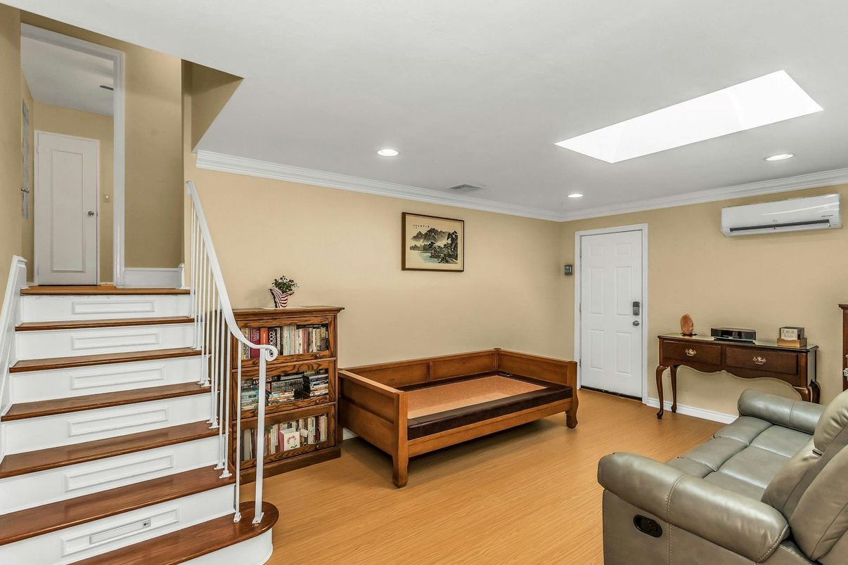 Interior, Recessed Lighting, Wood Texture Flooring