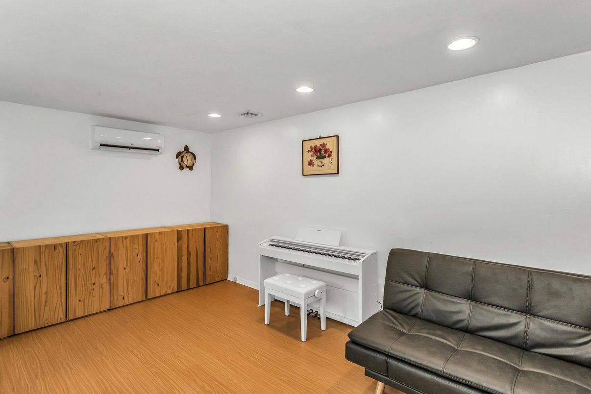 Interior, Piano, Recessed Lighting, Wood Texture Flooring