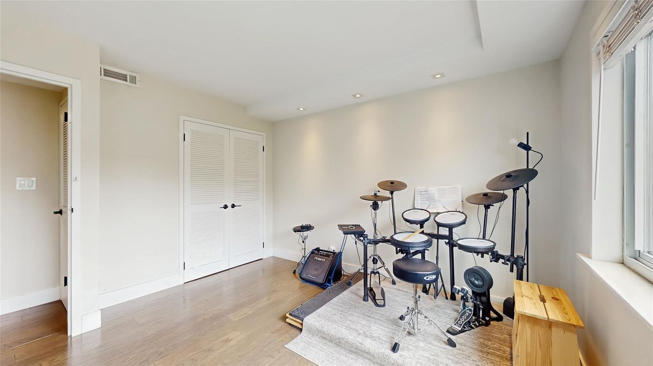 Fitness Equipment, Interior, Recessed Lighting, Wood Texture Flooring