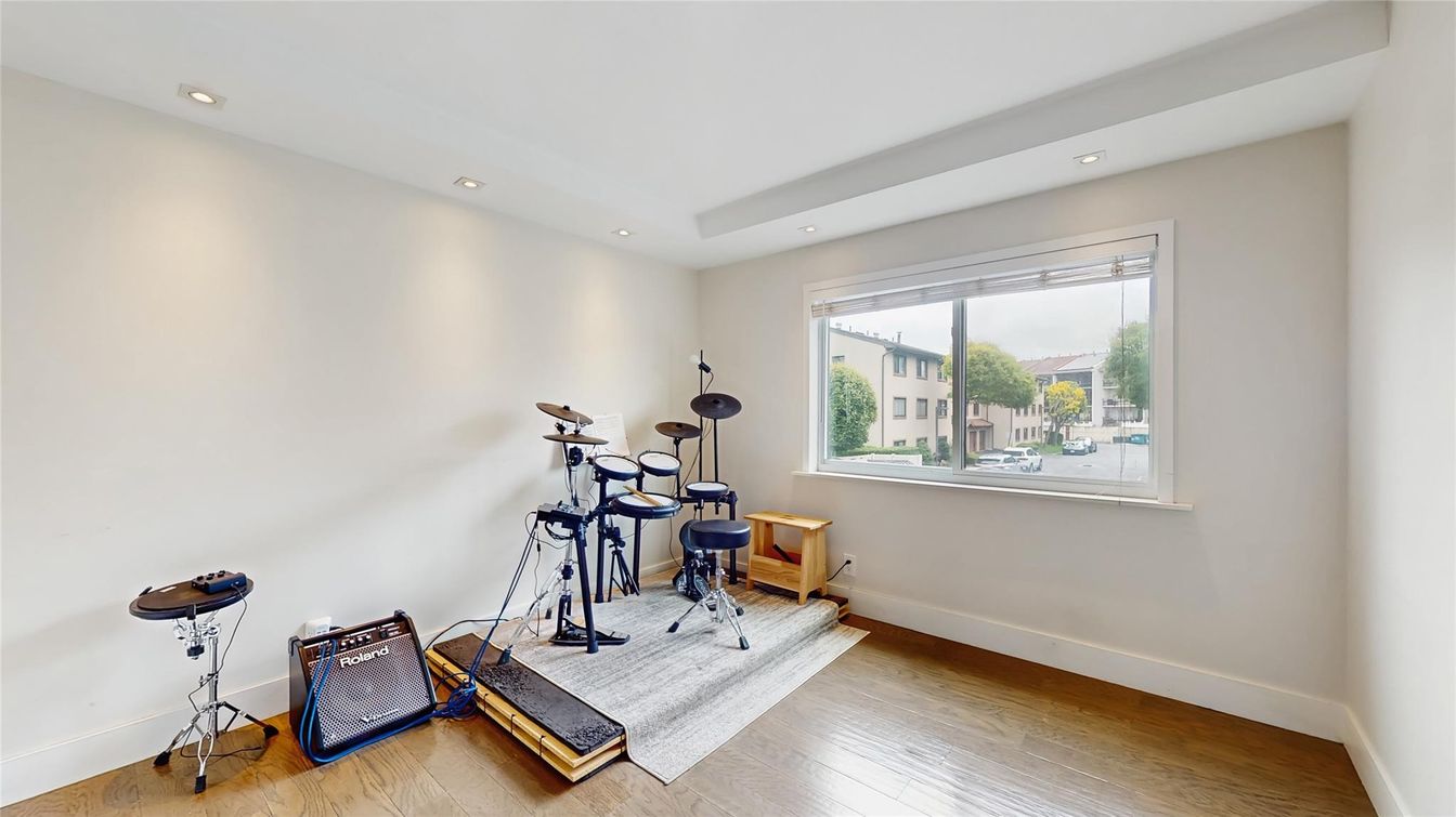 Fitness Equipment, Interior, Recessed Lighting, Wood Texture Flooring
