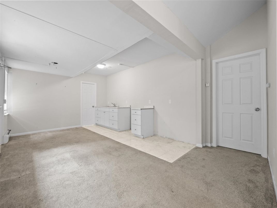 Empty room, Interior