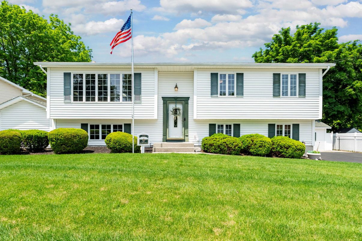 Exterior, Facade, Raised Ranch