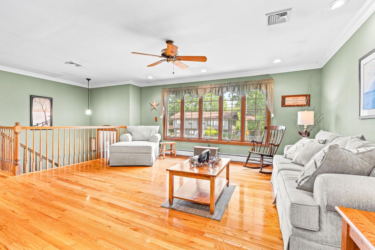 Interior, Living room, Pendant Lights, Recessed Lighting, Wood Texture Flooring