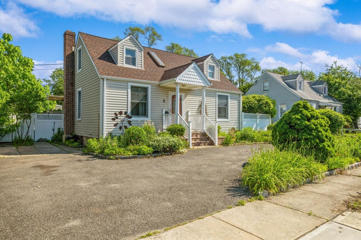 Exterior, Facade, Cape Cod