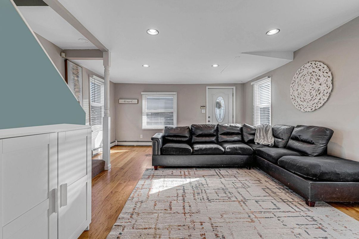 Interior, Living room, Recessed Lighting, Wood Texture Flooring