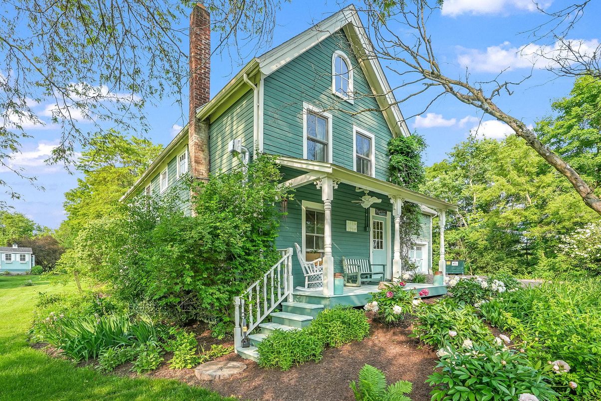 Exterior, Facade, Queen Anne Victorian