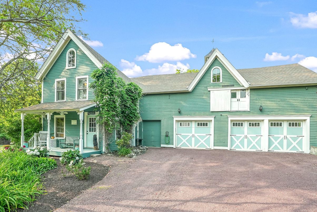 Attached, Exterior, Facade, Queen Anne Victorian