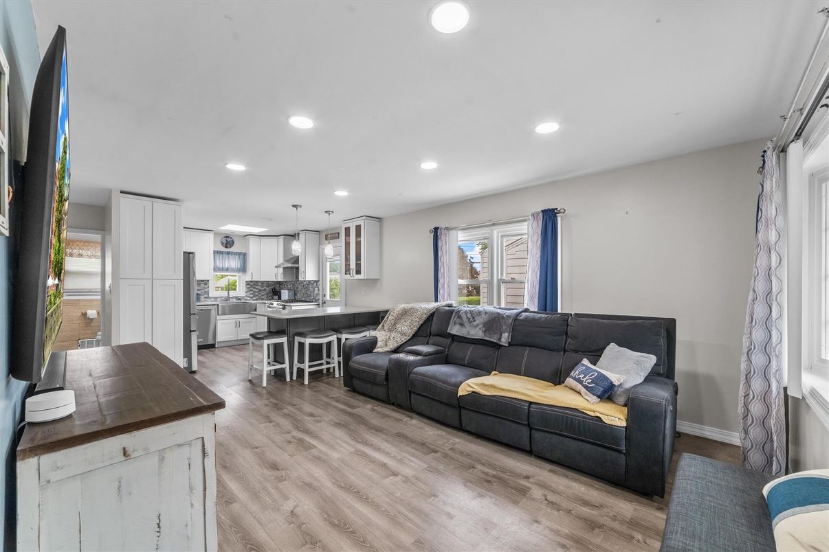 Interior, Kitchen, Living room, Pendant Lights, Recessed Lighting, Wood Texture Flooring