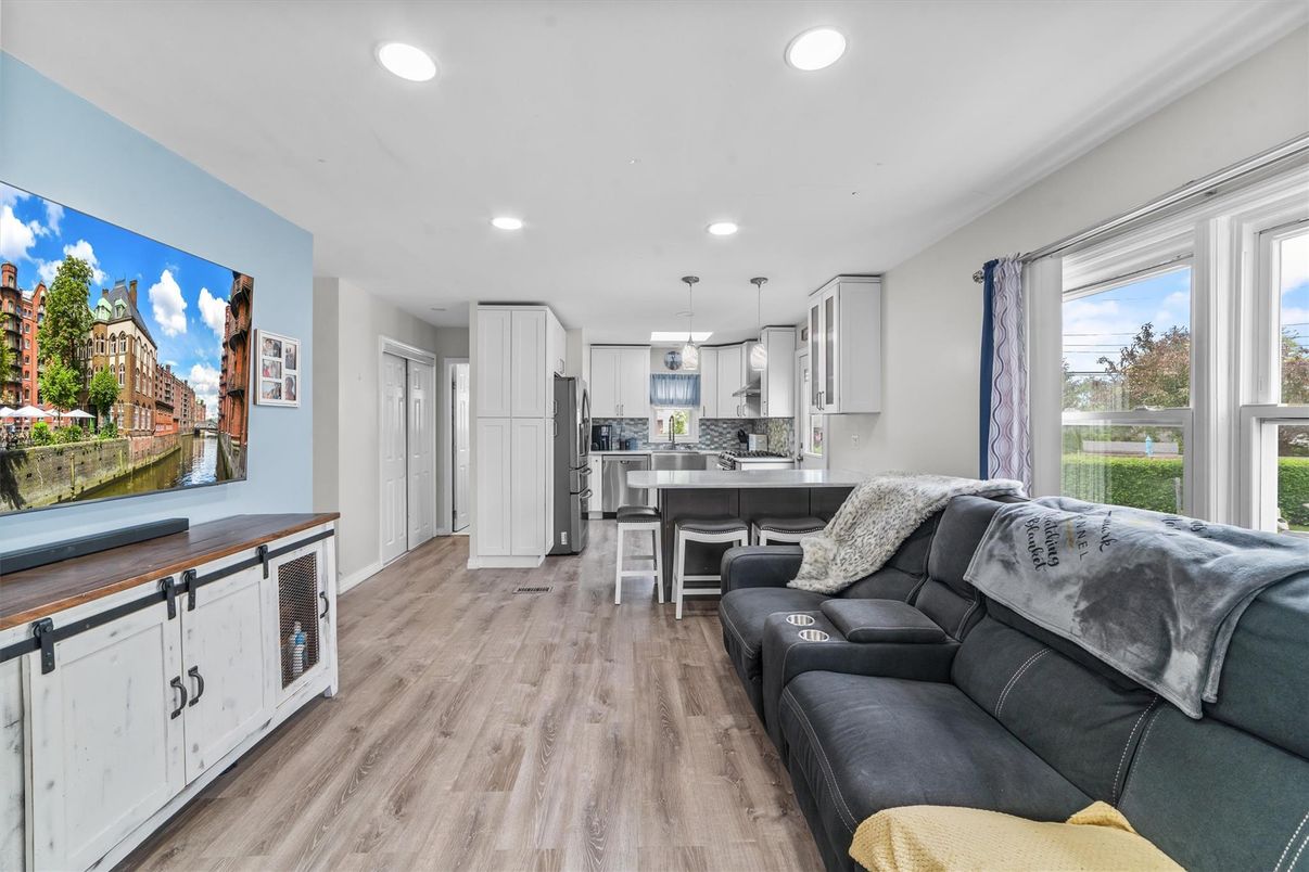 Interior, Kitchen, Living room, Pendant Lights, Recessed Lighting, Stainless Steel Appliances, Wood Texture Flooring
