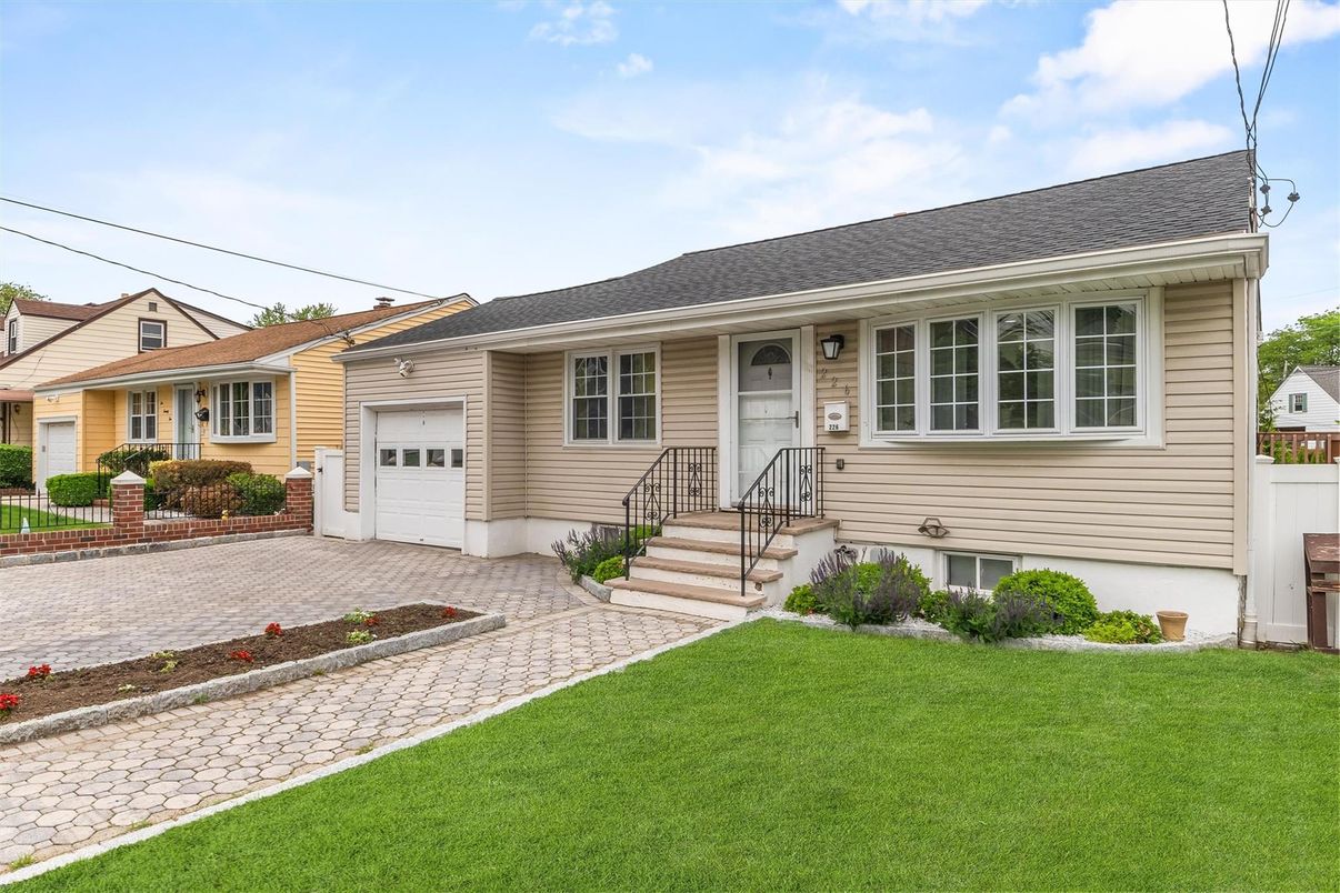 Attached, Exterior, Facade, Cape Cod