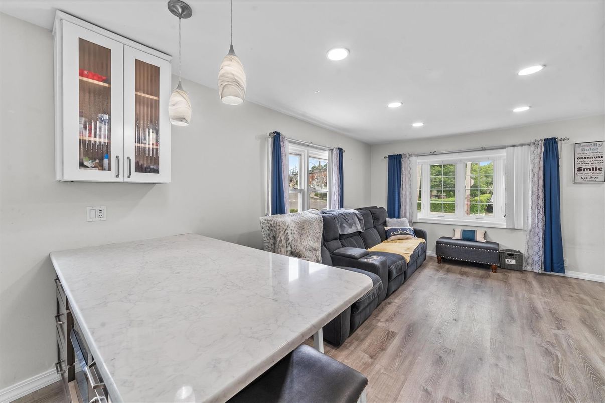 Dining room, Interior, Living room, Pendant Lights, Recessed Lighting, Wood Texture Flooring
