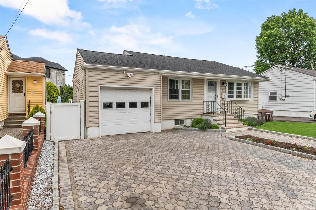 Attached, Exterior, Facade, Cape Cod