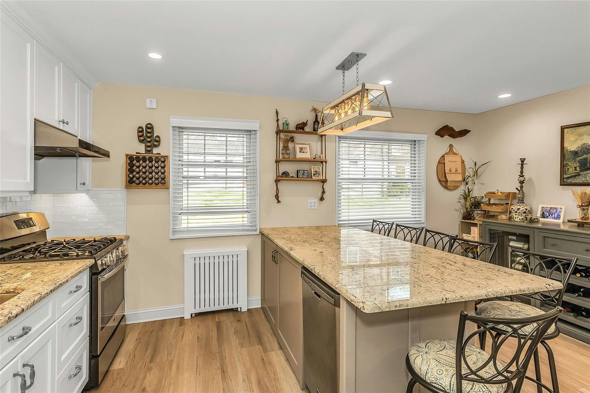Dining room, Interior, Kitchen, Pendant Lights, Recessed Lighting, Wood Texture Flooring