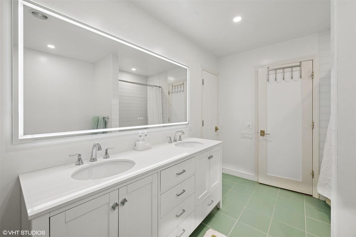 Bathroom, Dual Sink Vanities, Interior, Recessed Lighting