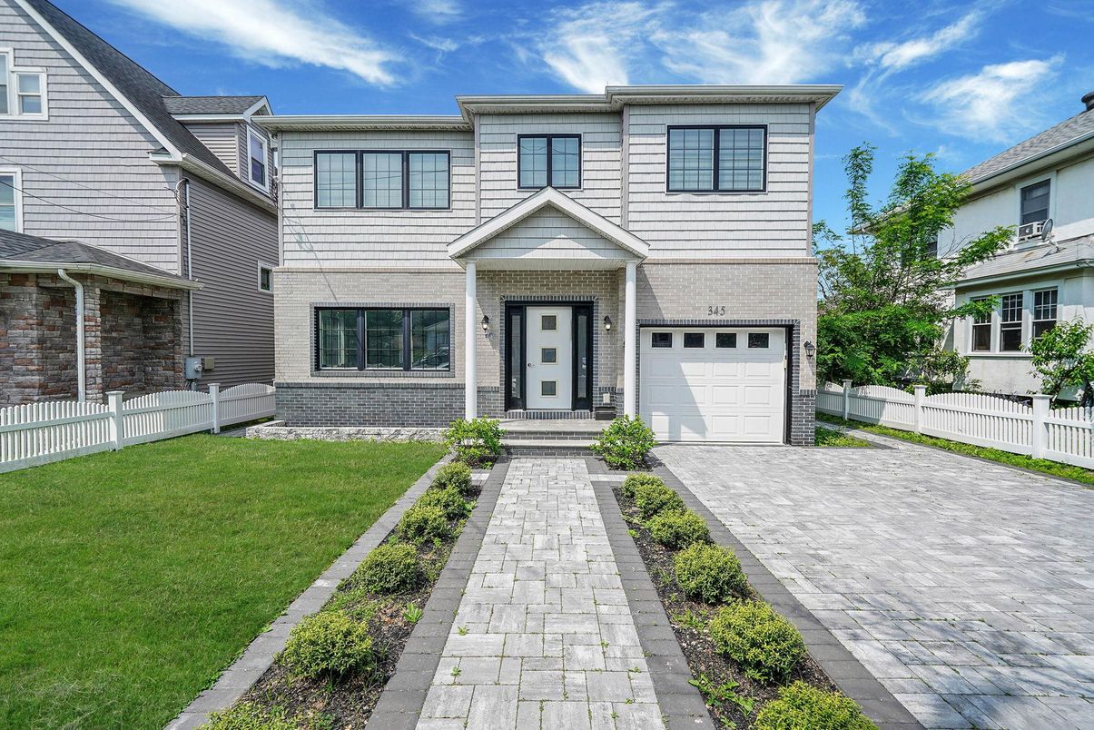 Attached, Exterior, Facade, Brick Facade, Rowhouse