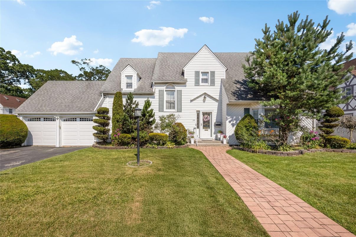 Attached, Exterior, Facade, Cape Cod