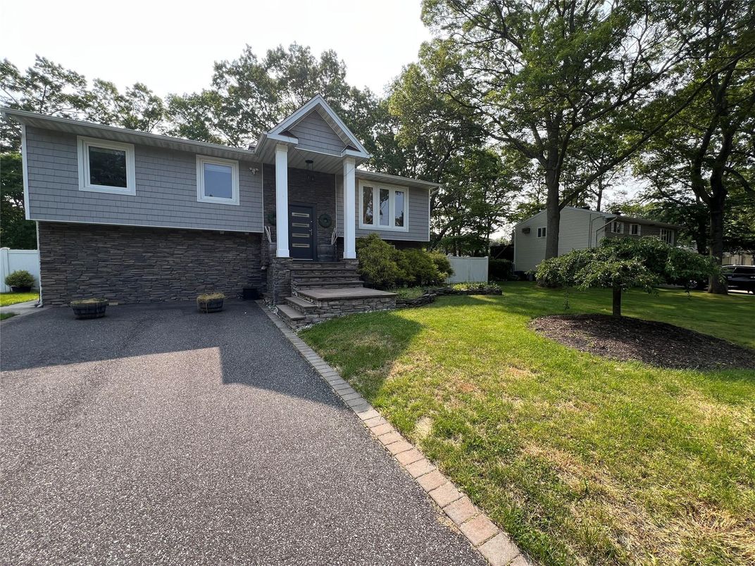 Exterior, Facade, Raised Ranch