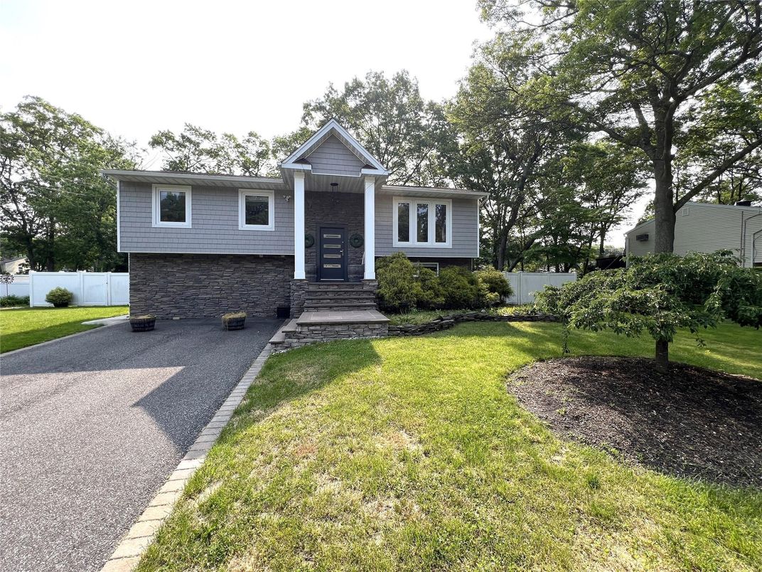 Exterior, Facade, Raised Ranch