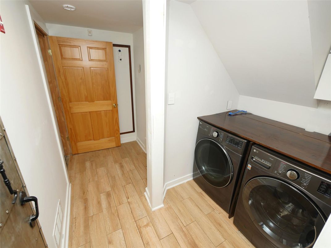 Interior, Washer, Wood Texture Flooring