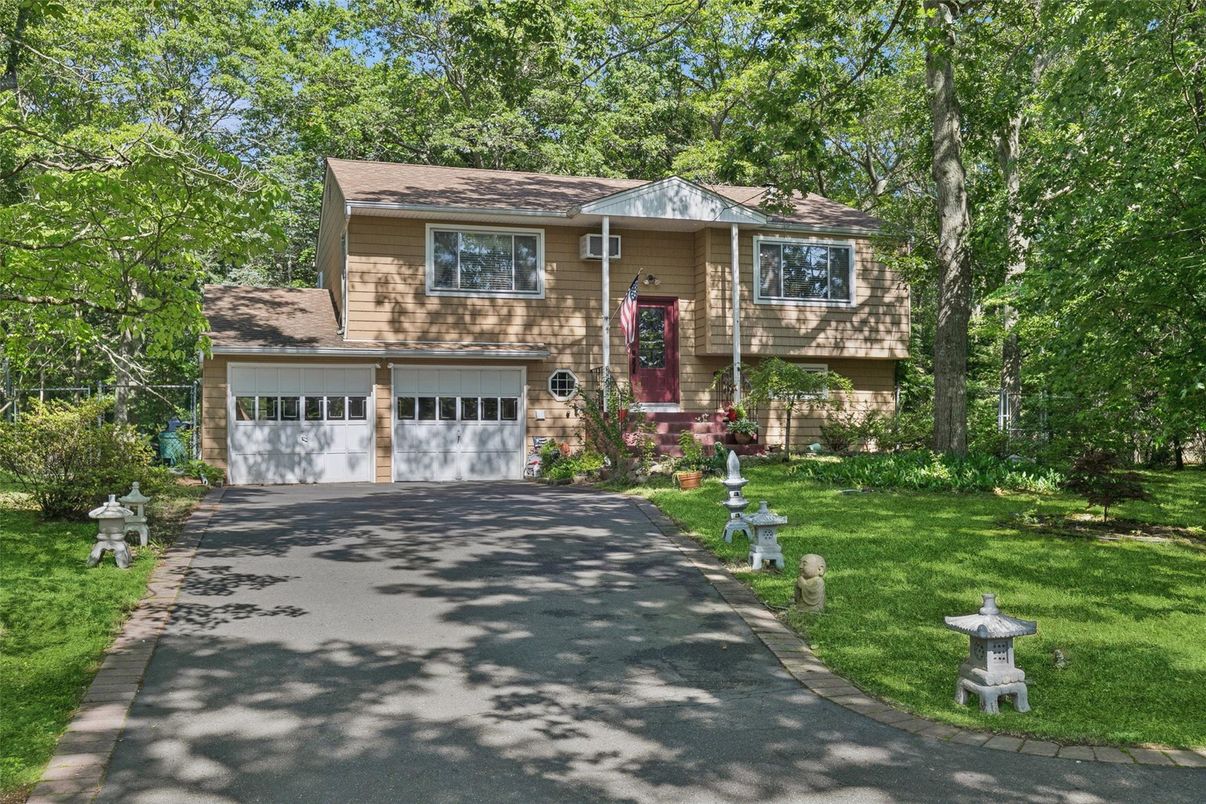 Attached, Exterior, Facade, Brick Facade, Raised Ranch