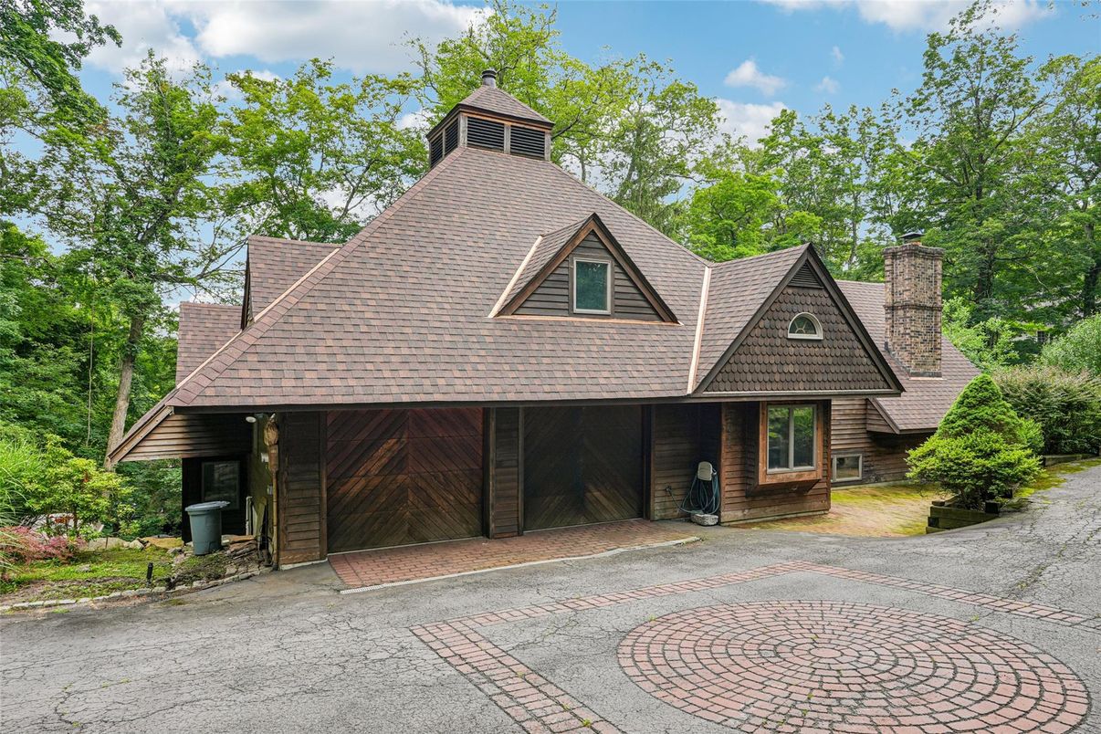Exterior, Facade, Log Home
