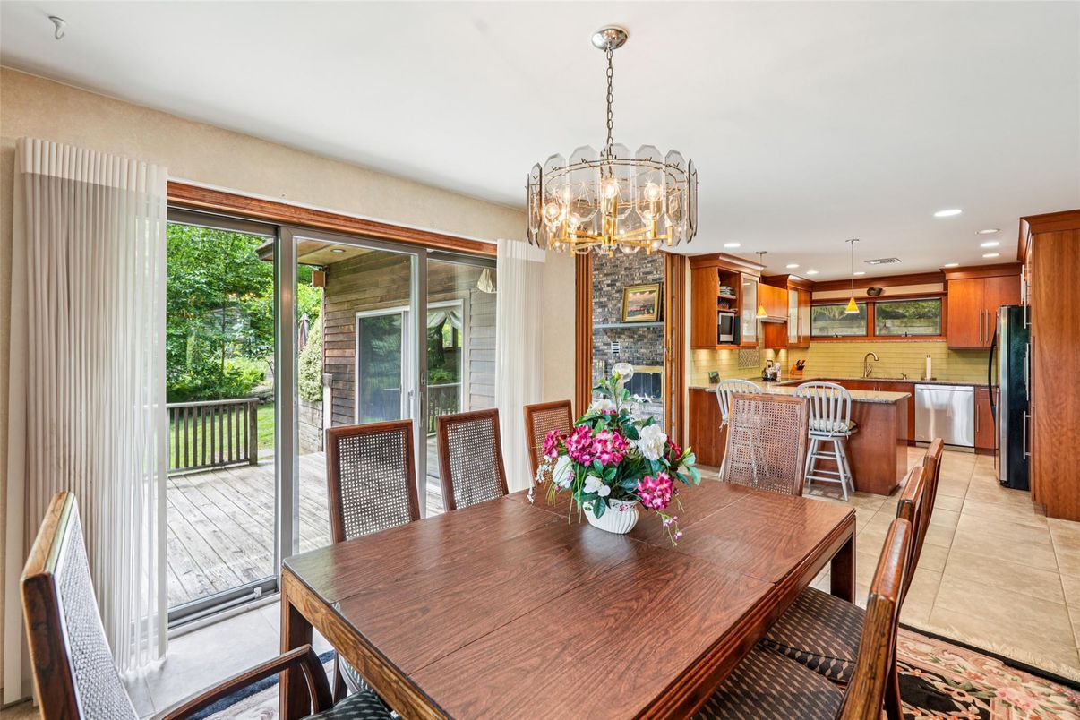Chandelier, Dining room, Interior, Kitchen, Recessed Lighting, Stainless Steel Appliances