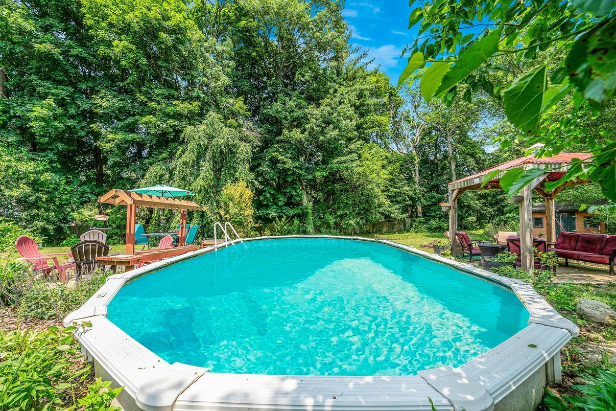 Exterior, Playground, Pool