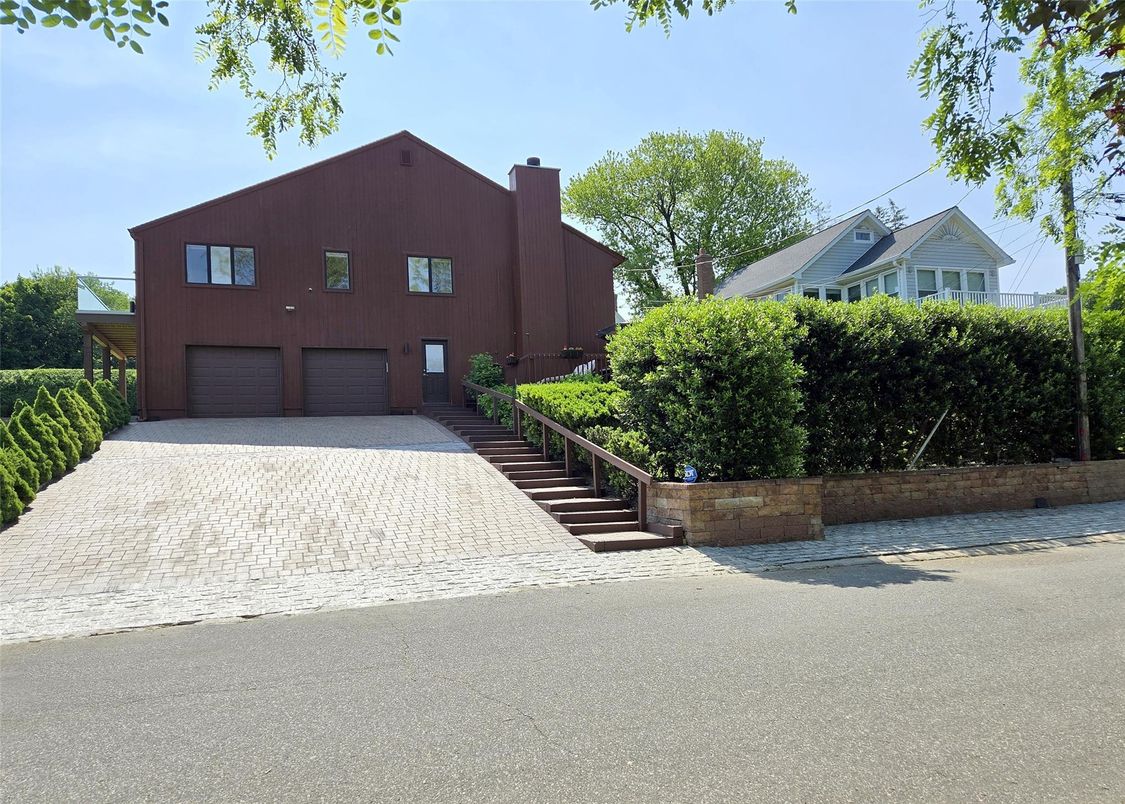 Attached, Exterior, Facade, Modern