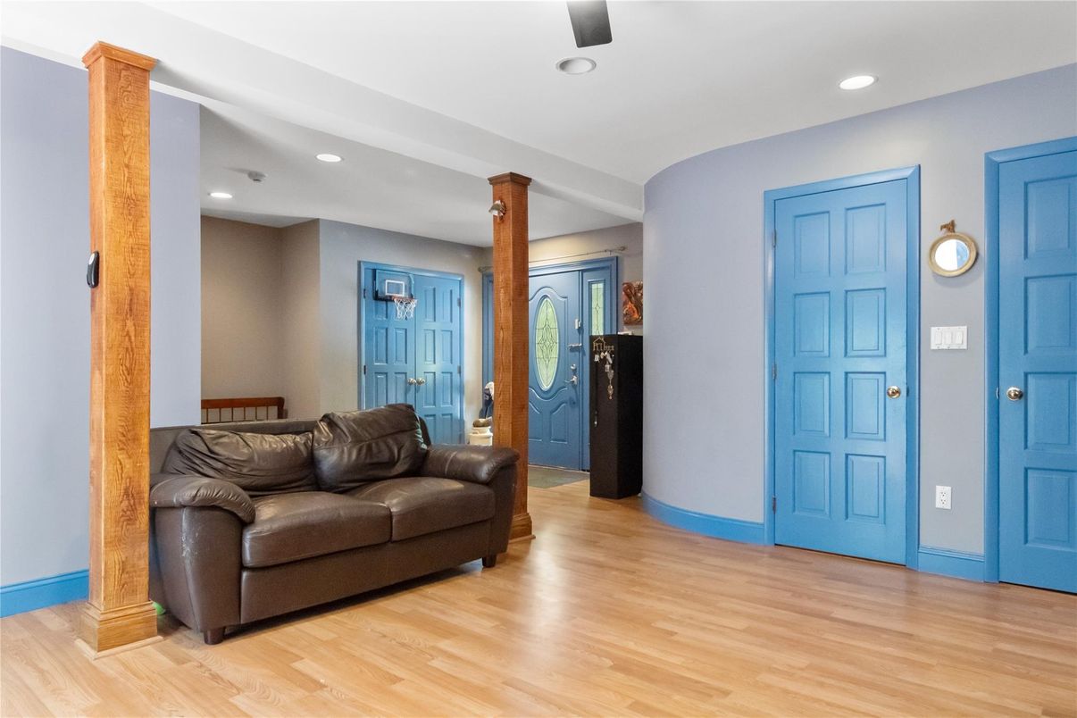 Interior, Recessed Lighting, Washer, Wood Texture Flooring