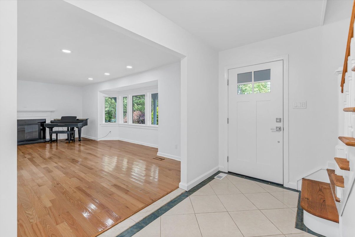 Interior, Piano, Recessed Lighting, Wood Texture Flooring