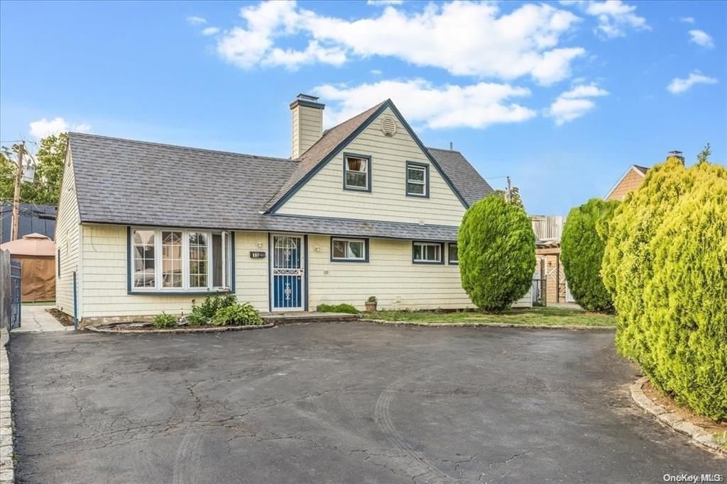 Exterior, Facade, Cape Cod
