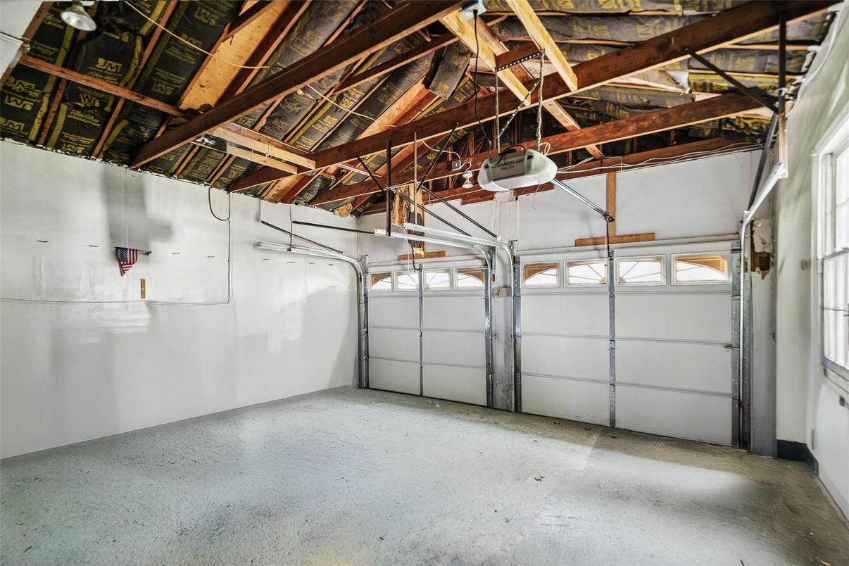 Garage, Interior, Wooden Beams