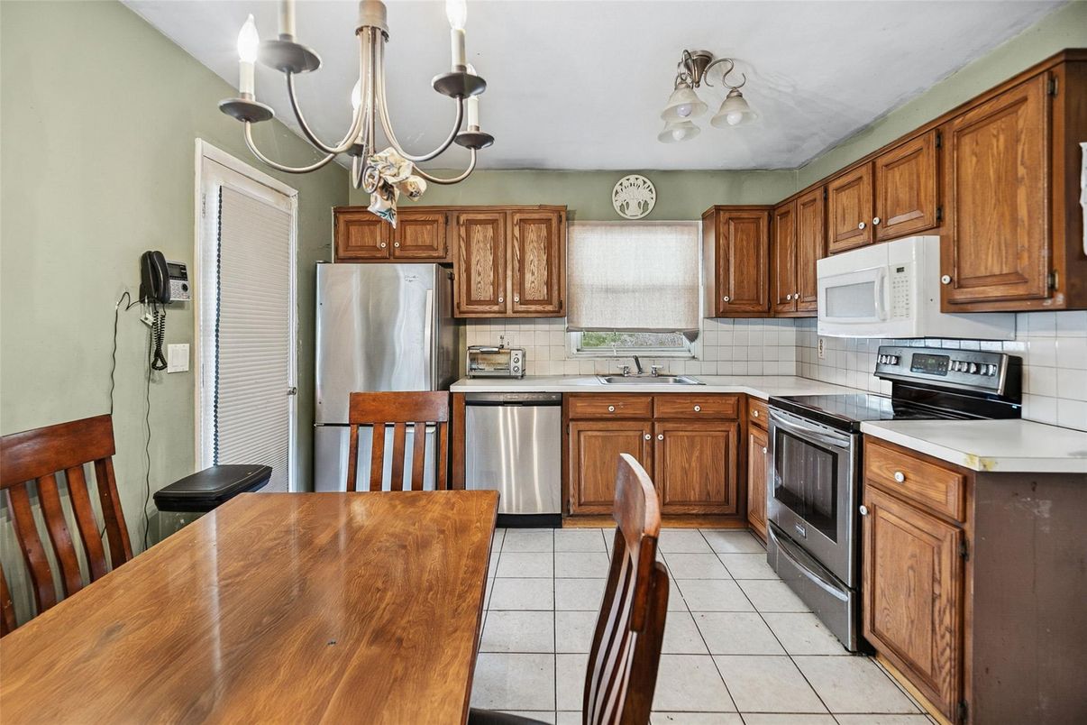 Chandelier, Dining room, Interior, Kitchen, Stainless Steel Appliances