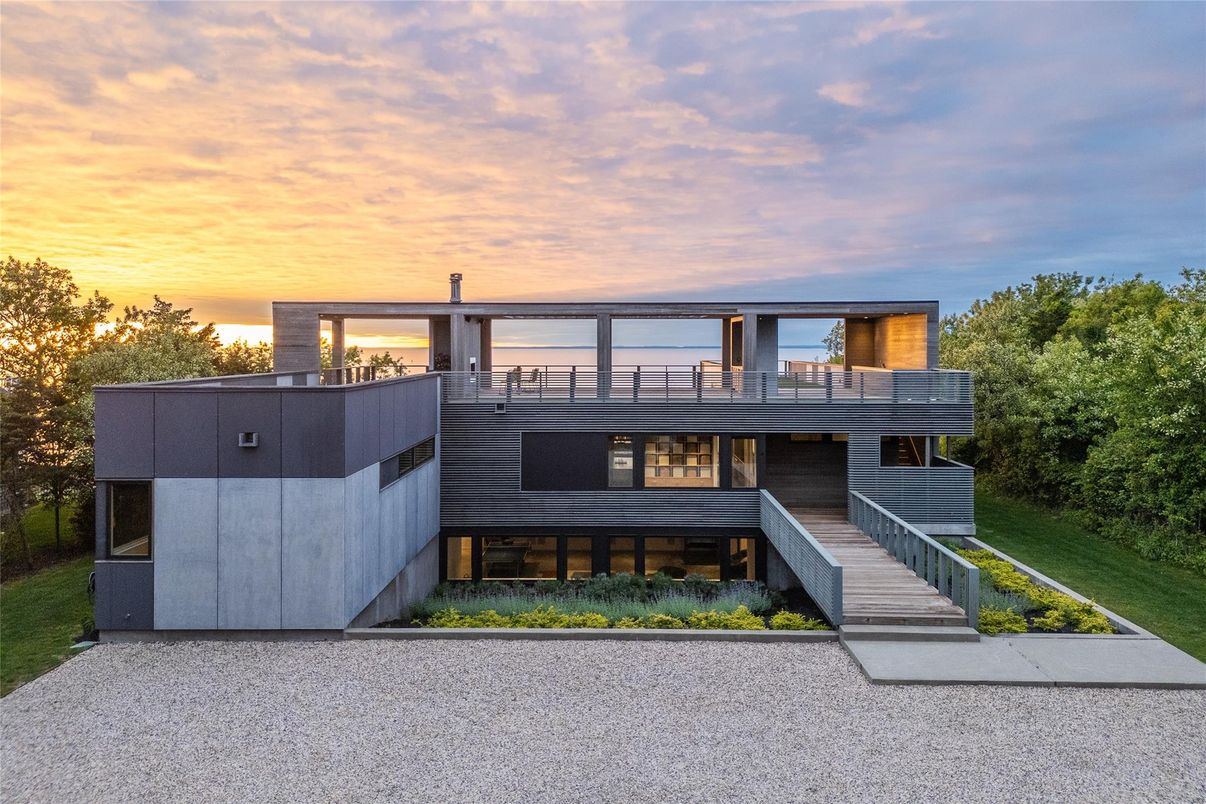 Exterior, Facade, Modern