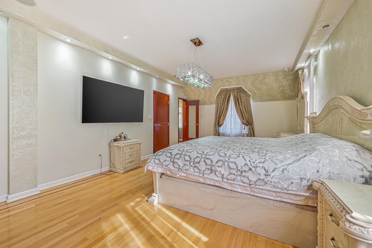 Bedroom, Interior, Pendant Lights, Recessed Lighting, Wood Texture Flooring