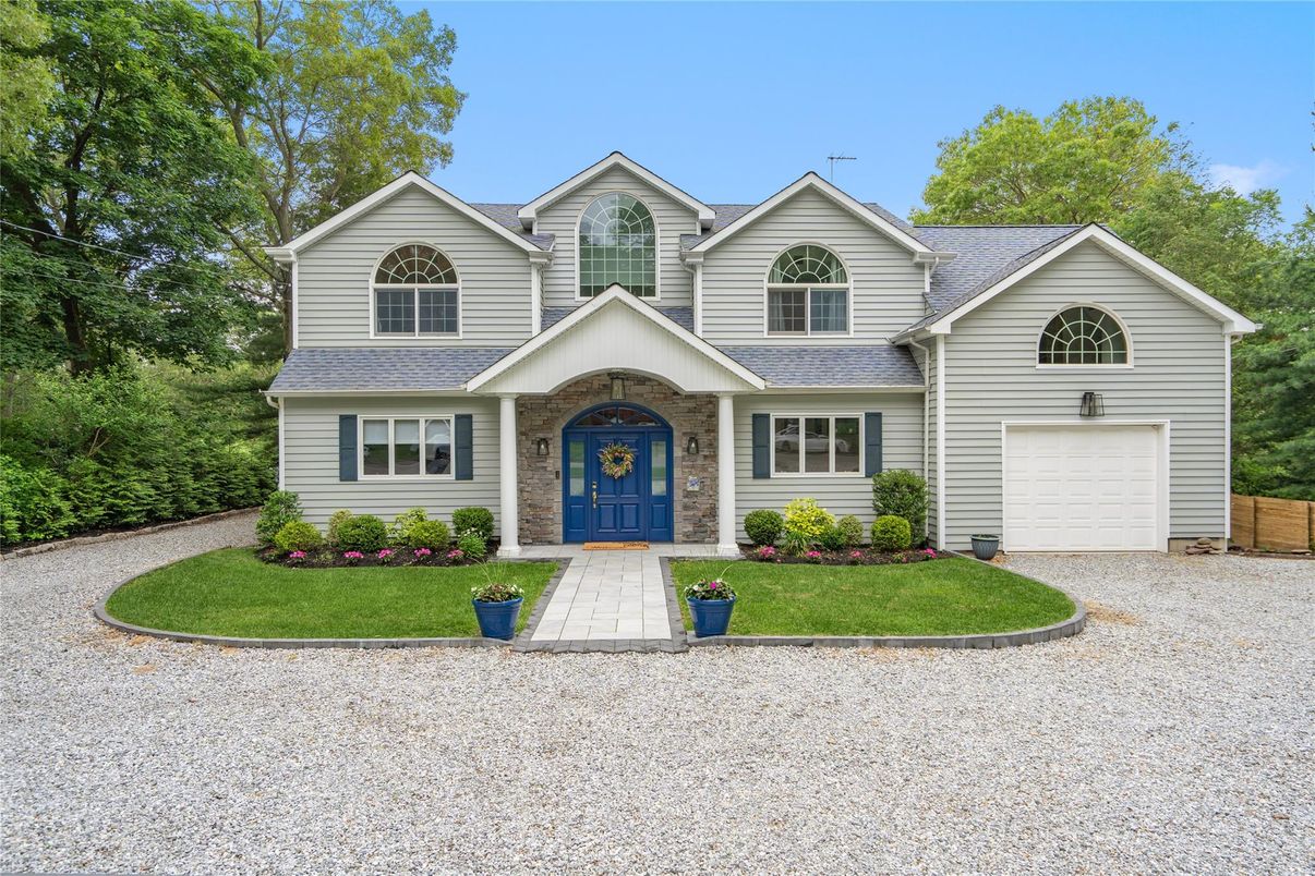 Attached, Exterior, Facade, Farmhouse