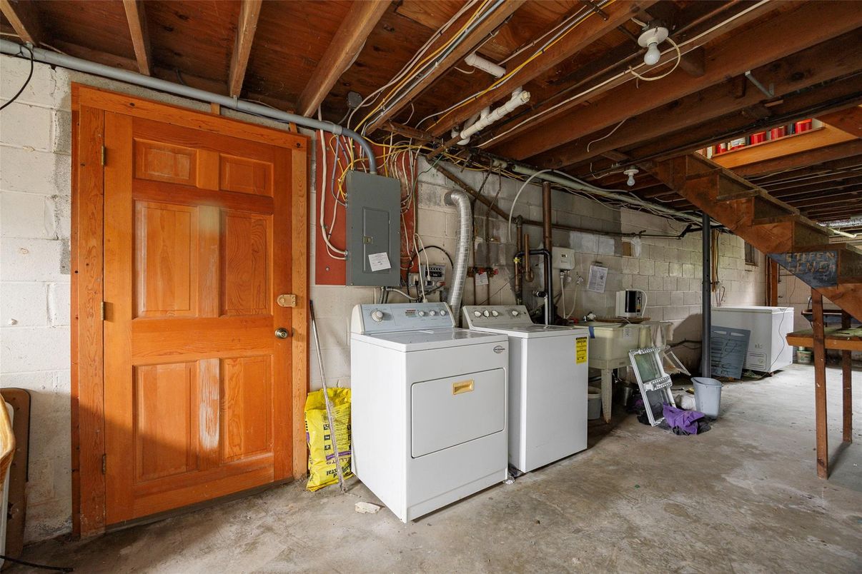 Interior, Washer, Wooden Beams, Wooden Ceilings
