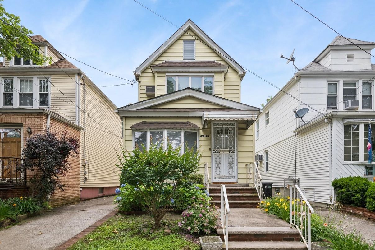 Exterior, Facade, Brick Facade, Queen Anne Victorian