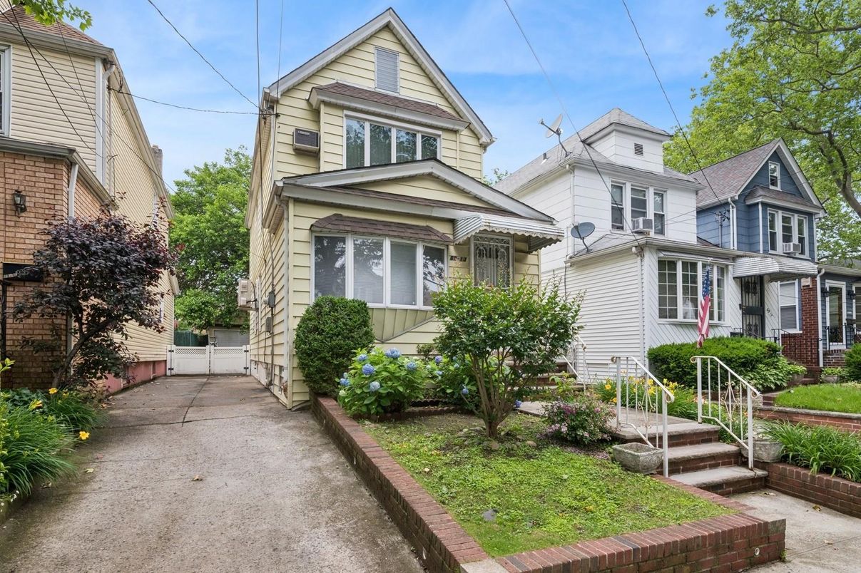 Exterior, Facade, Queen Anne Victorian