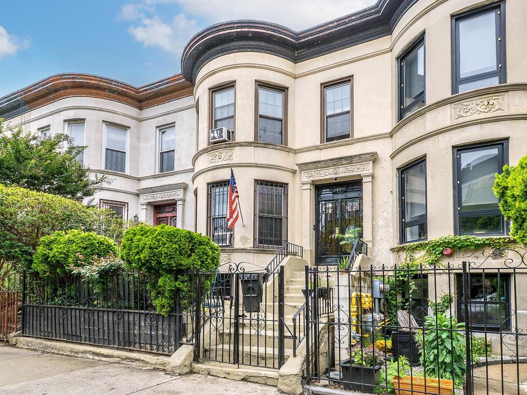 Exterior, Facade, Brownstone
