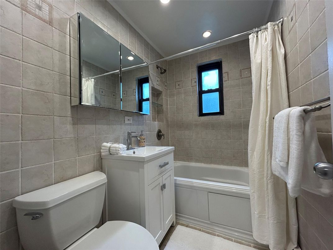 Bathroom, Interior, Recessed Lighting