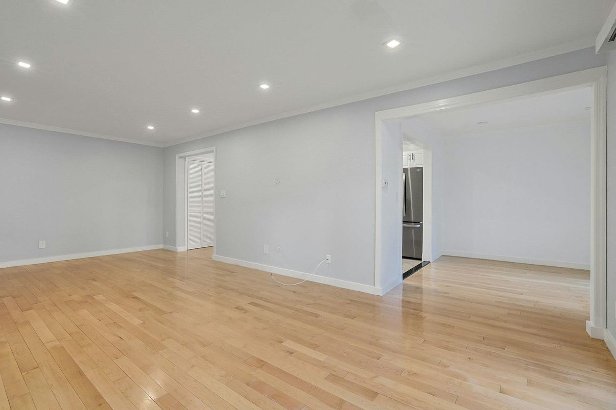 Empty room, Interior, Recessed Lighting, Wood Texture Flooring