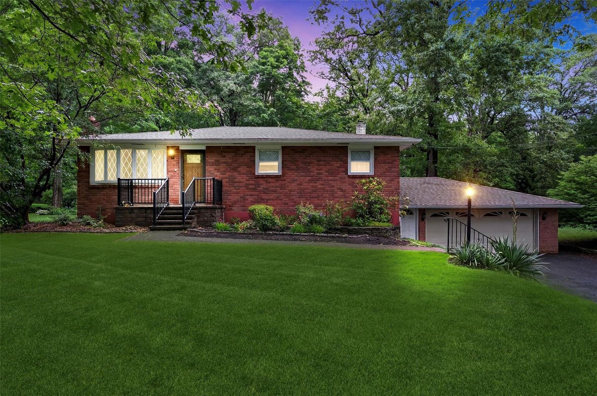 Attached, Exterior, Facade, Brick Facade, Split Level