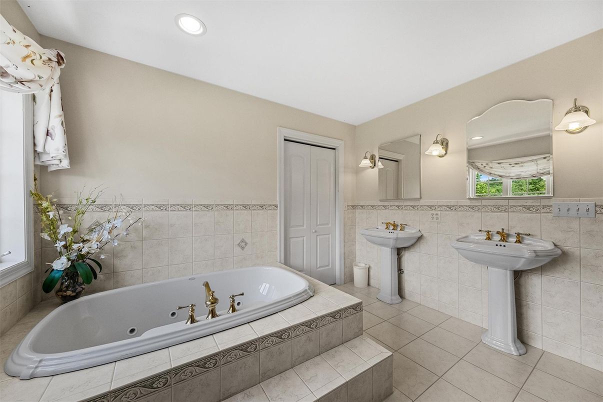 Bathroom, Dual Sink Vanities, Interior, Recessed Lighting