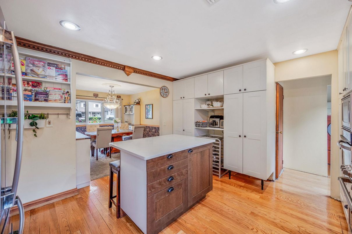 Chandelier, Dining room, Interior, Kitchen, Recessed Lighting, Wood Texture Flooring