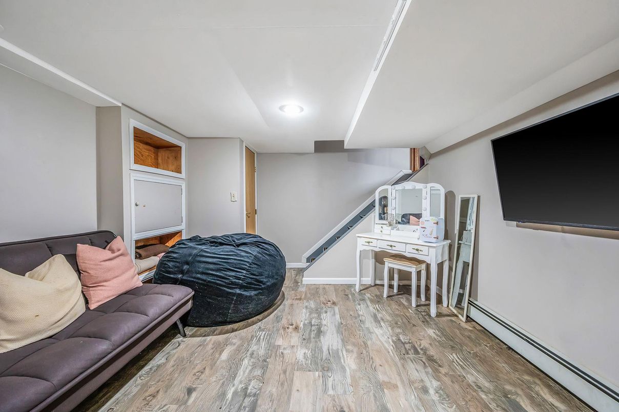 Interior, Recessed Lighting, Wood Texture Flooring