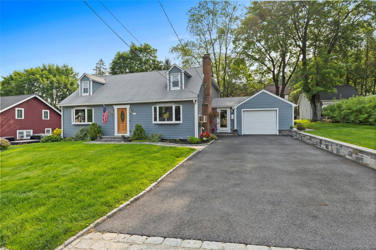 Attached, Exterior, Facade, Cape Cod