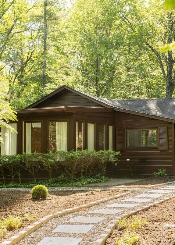 Exterior, Facade, Ranch