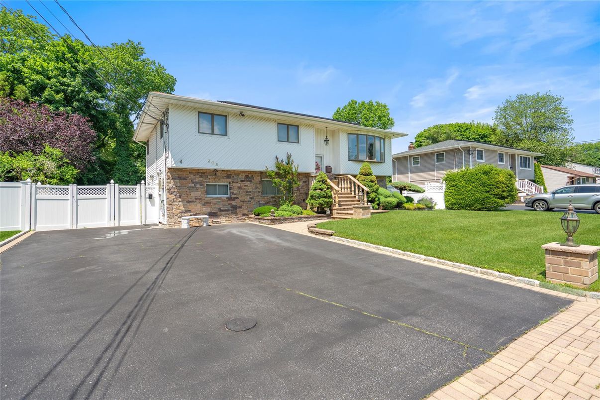 Attached, Exterior, Facade, Raised Ranch